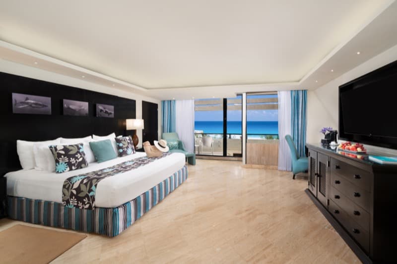 Terraza en Junior Suite con jacuzzi y hermosa vista en hotel The Pyramid at Grand Oasis